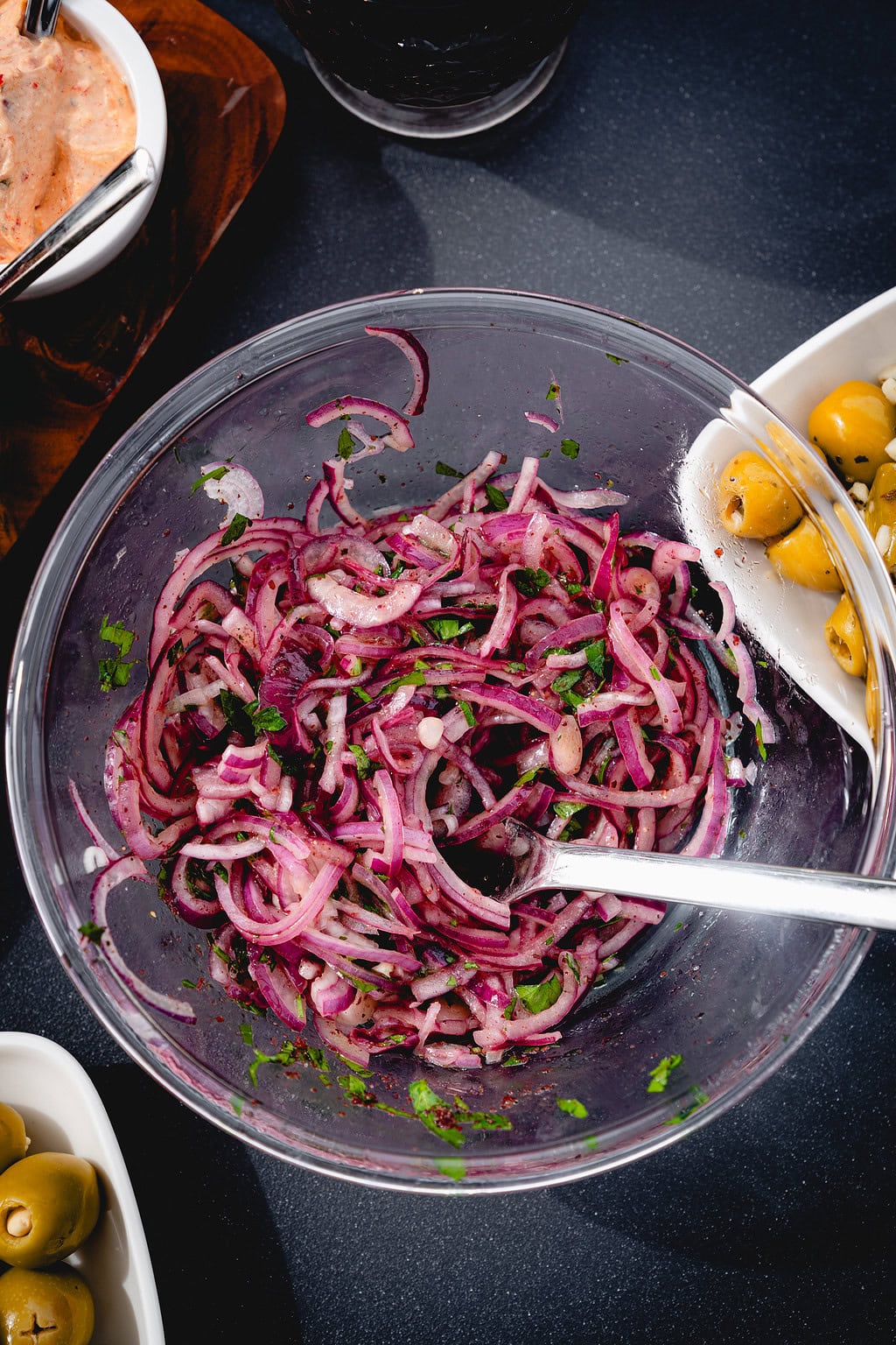 Türkischer Zwiebelsalat - Rezept von Gernekochen.de Türkischer Zwiebelsalat - Rezept von Gernekochen.de