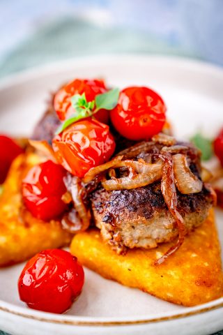 Frikadellen mit Tomaten und Zwiebeln