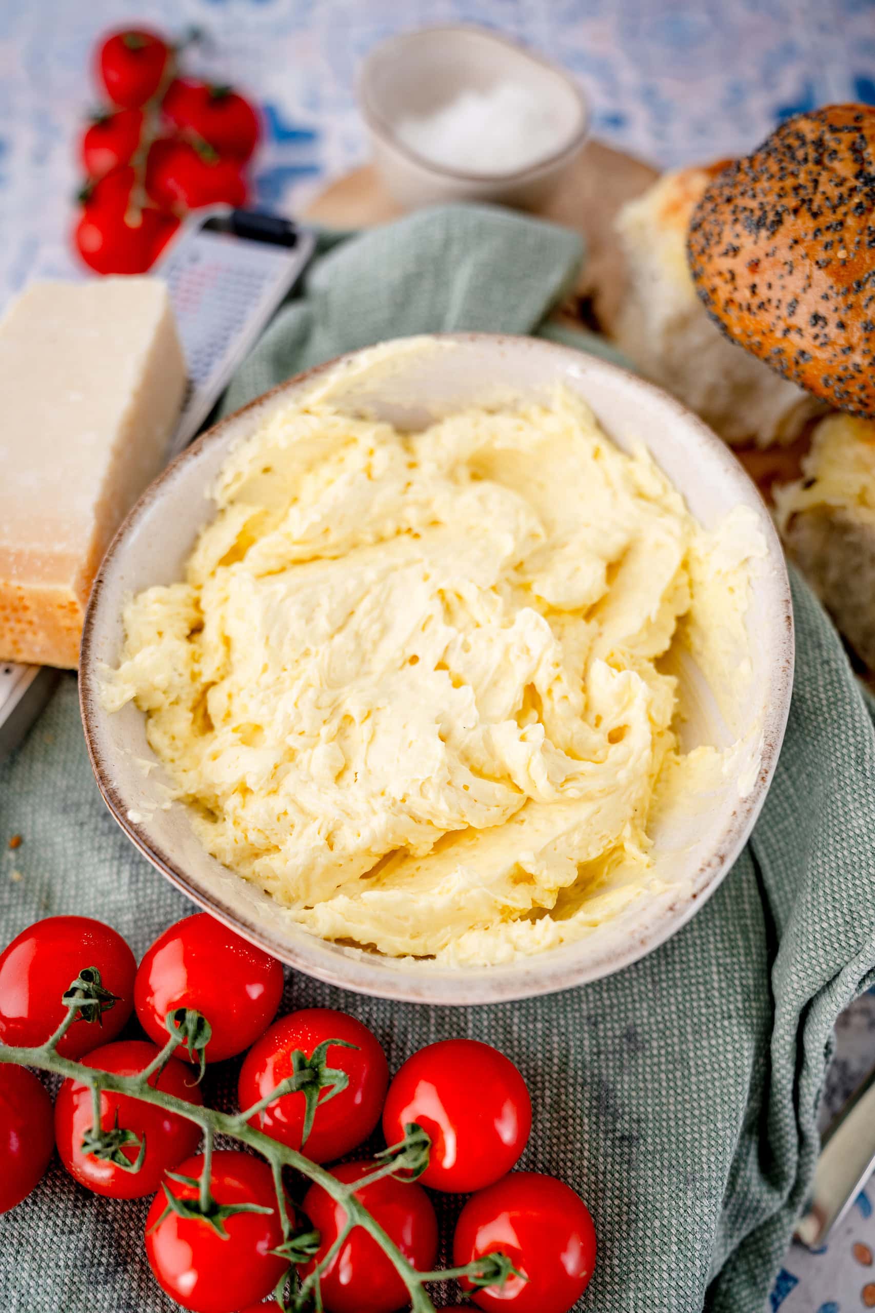 Knoblauch-Parmesan-Butter - Rezept von Gernekochen.de