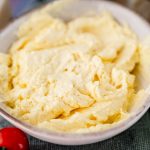 Knoblauch-Parmesan-Butter