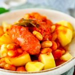 Salsiccia-Topf mit Riesenbohnen