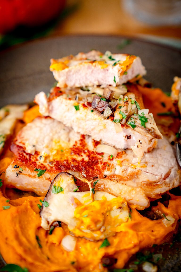 Kalbsrückensteak mit Steinpilzen und Kürbis-Rosmarin-Püree