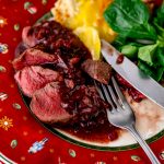 Hirschrücken mit Preiselbeer-Rotweinsauce