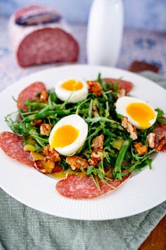 Französischer Bistro-Salat mit Aoste Baguette-Salami