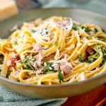Spinat-Käse-Sauce mit Schinken