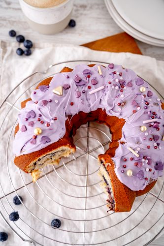 Buttermilch-Gugelhupf mit Blaubeer-Swirl