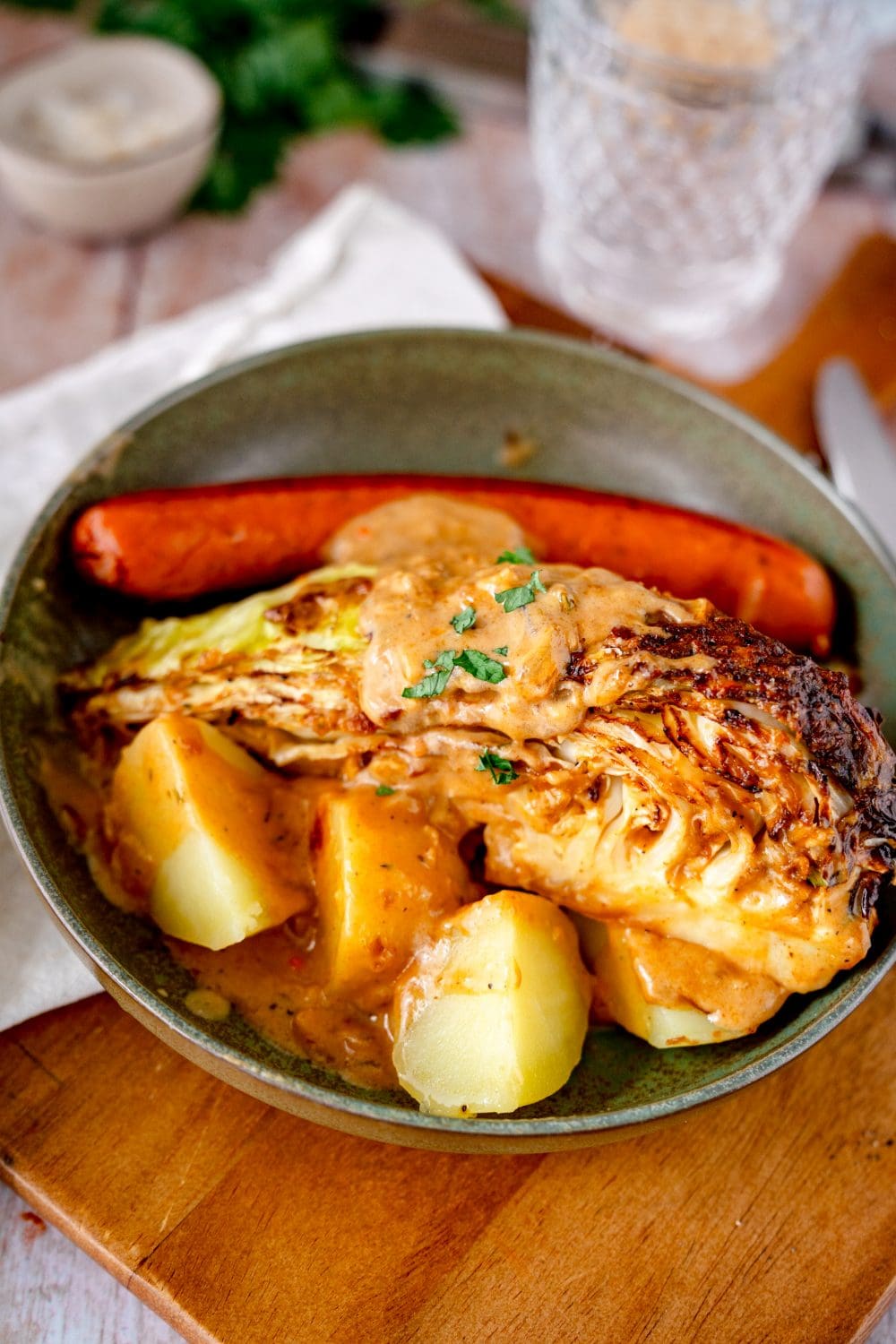 Gebratener Spitzkohl in Parmesansauce