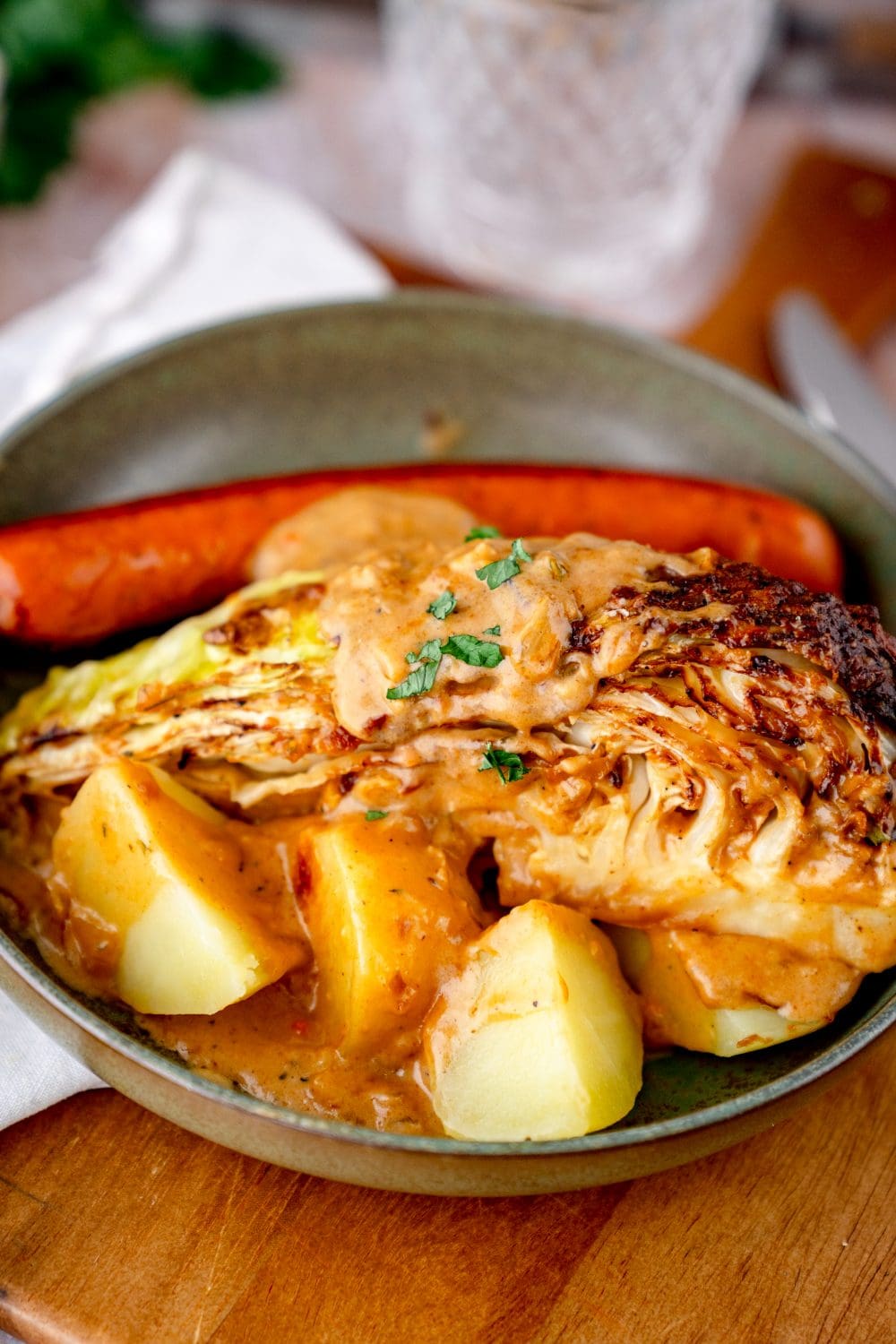 Gebratener Spitzkohl in Parmesansauce