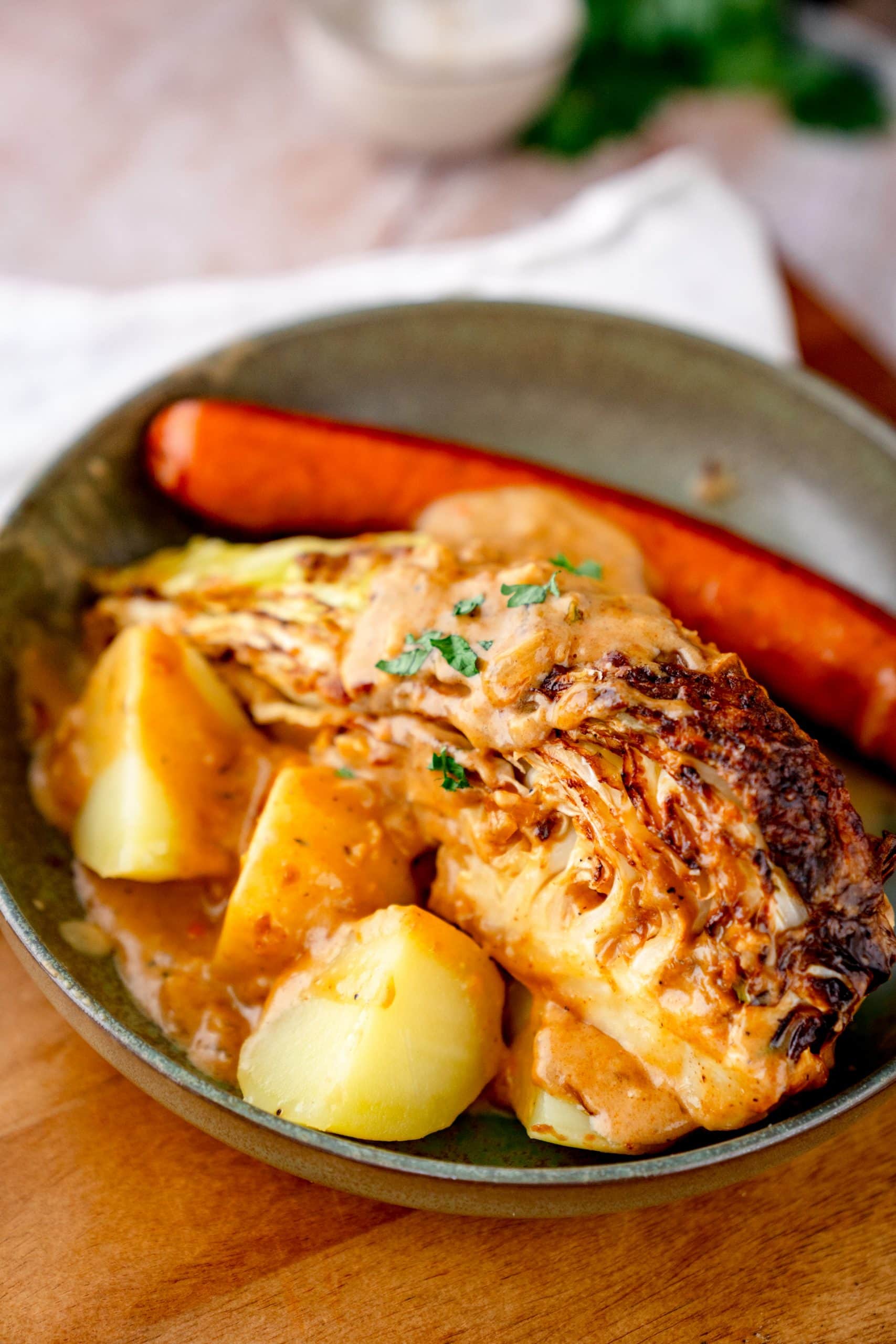 Gebratener Spitzkohl mit Parmesansauce
