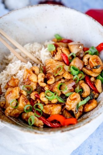 Gai Pad Med Mamuang oder einfach Thai-Hähnchen mit Cashewkernen