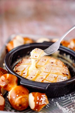 Gebackener Camembert mit Hot Honey