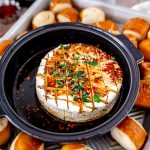 Gebackener Camembert mit Hot Honey