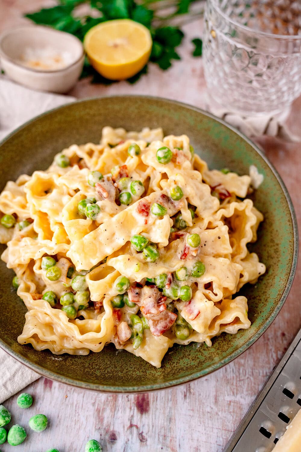 Cremige Pasta mit Pancetta und Erbsen