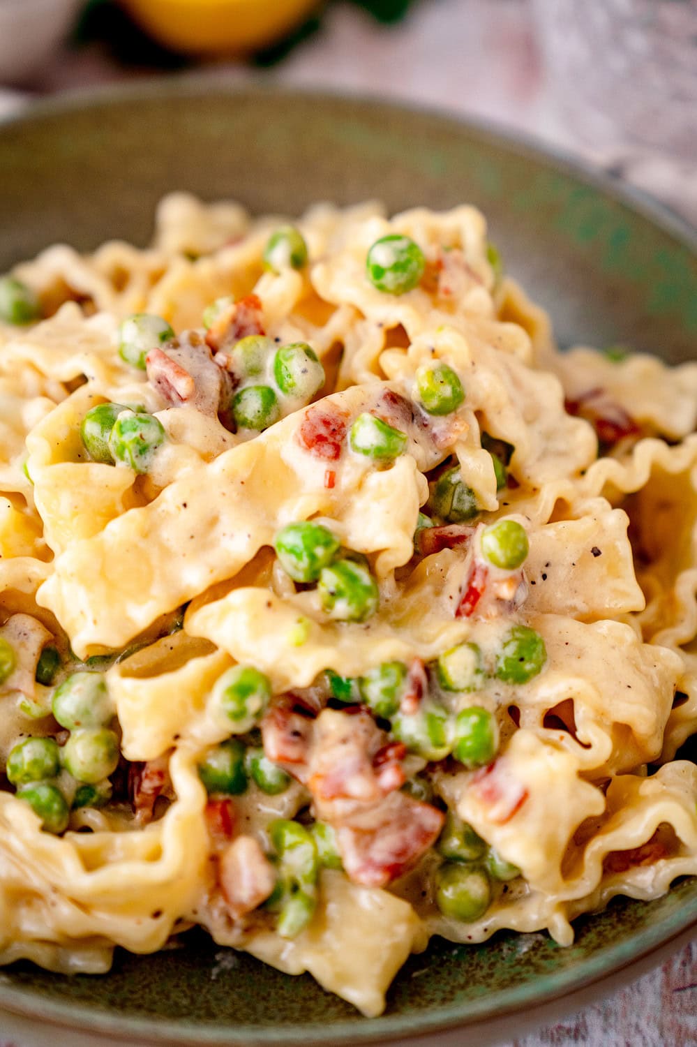 Cremige Pasta mit Pancetta und Erbsen