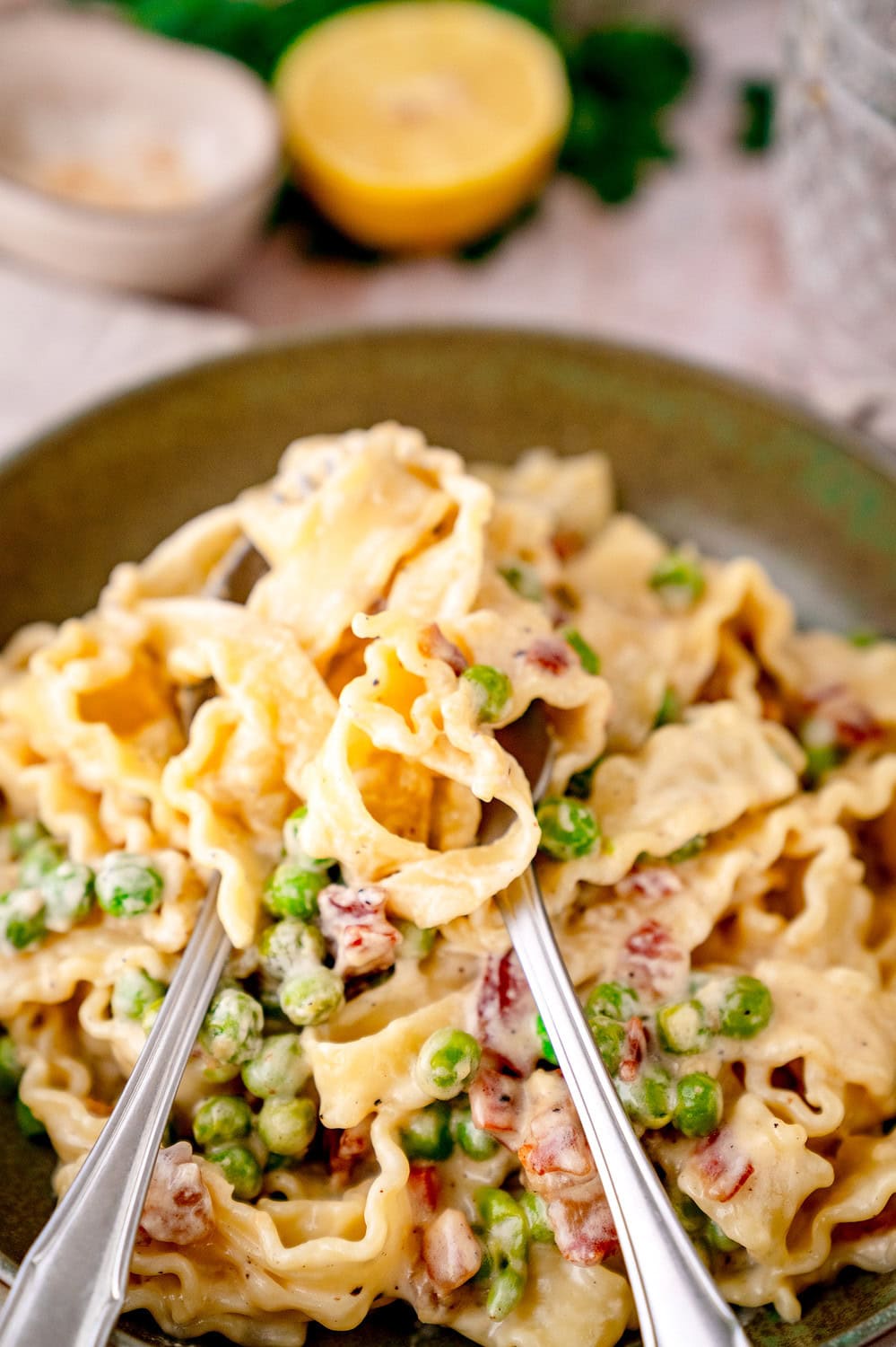 Cremige Pasta mit Pancetta und Erbsen