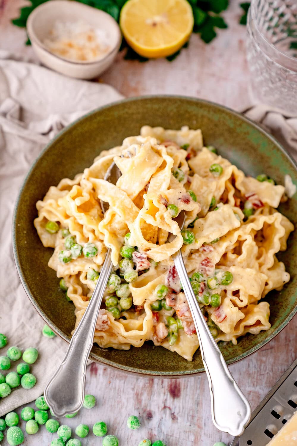 Cremige Pasta mit Pancetta und Erbsen