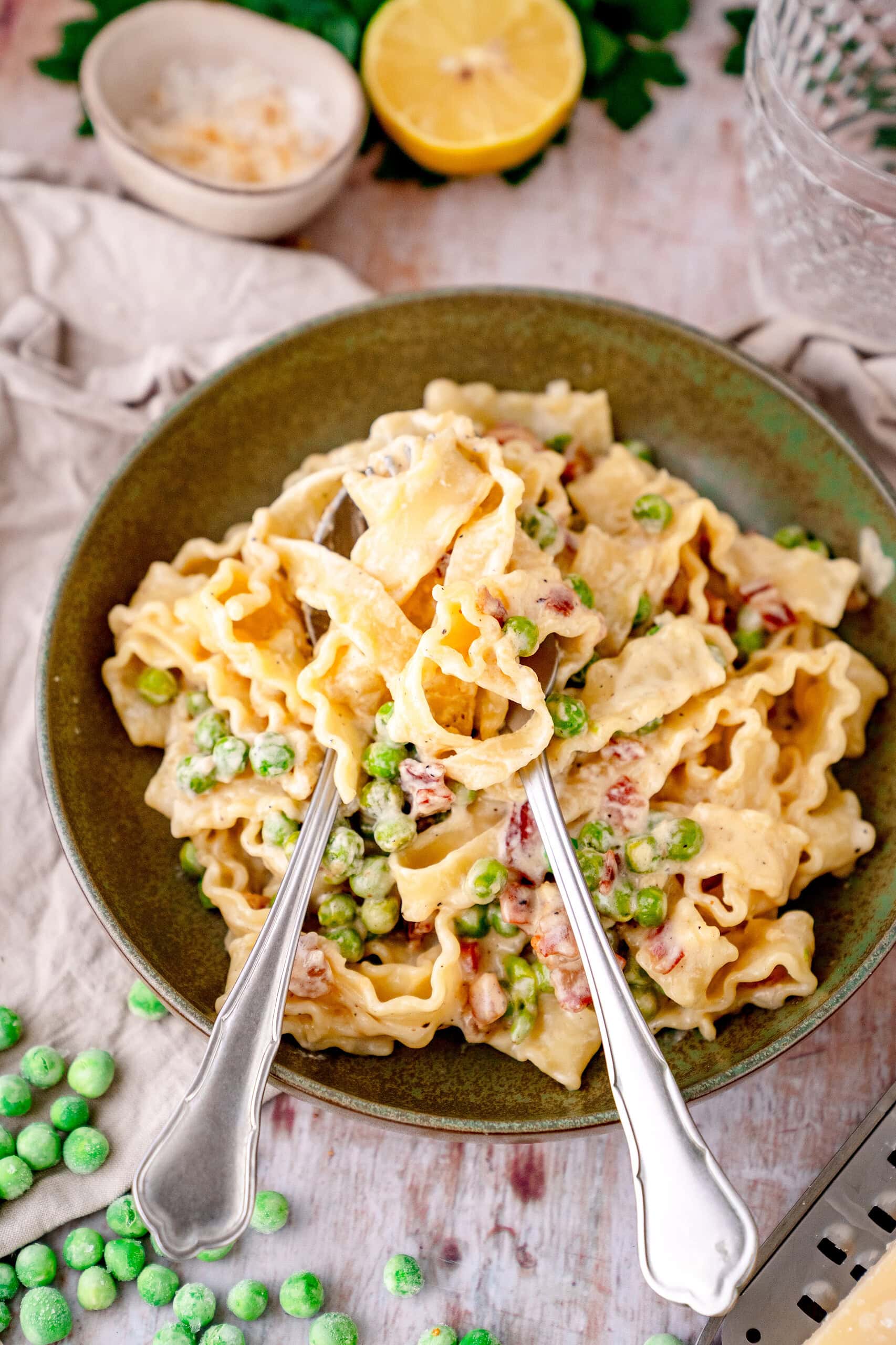 Cremige Pasta mit Pancetta und Erbsen