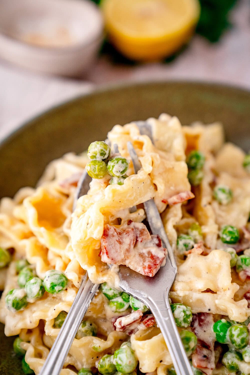 Cremige Pasta mit Pancetta und Erbsen