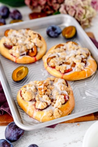 Streuseltaler mit Zwetschgen
