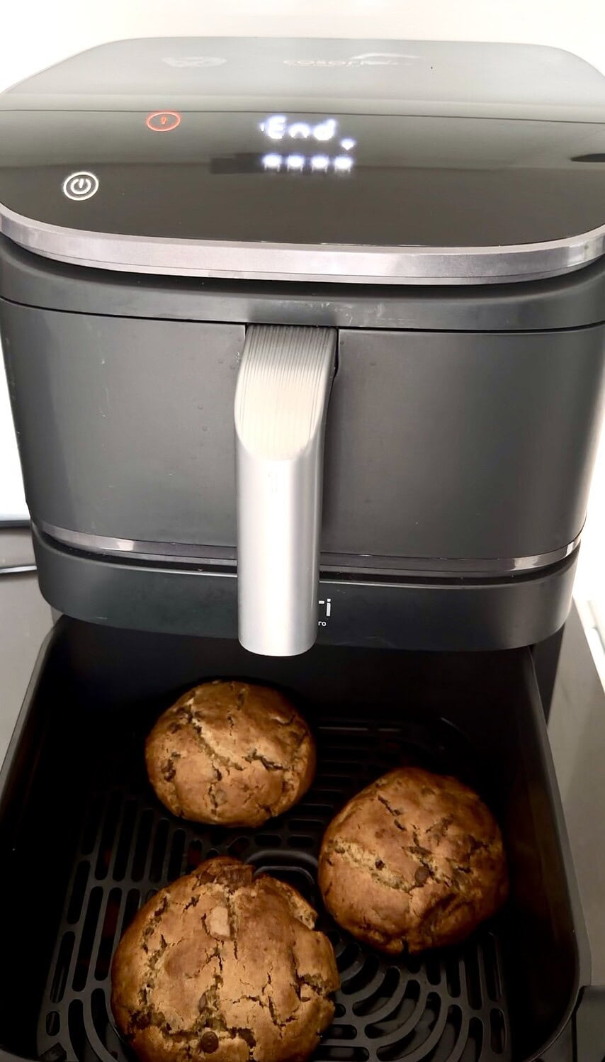 Der Cosori Turbo Tower Pro Smart mit drei Nutella Cookies