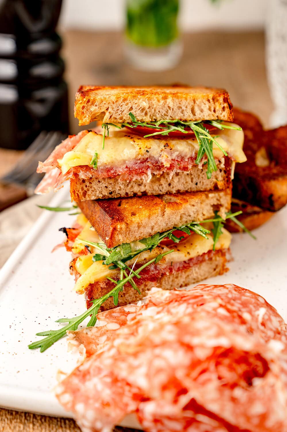 Gestapelte Croque Aoste im Anschnitt aus der Frontsicht