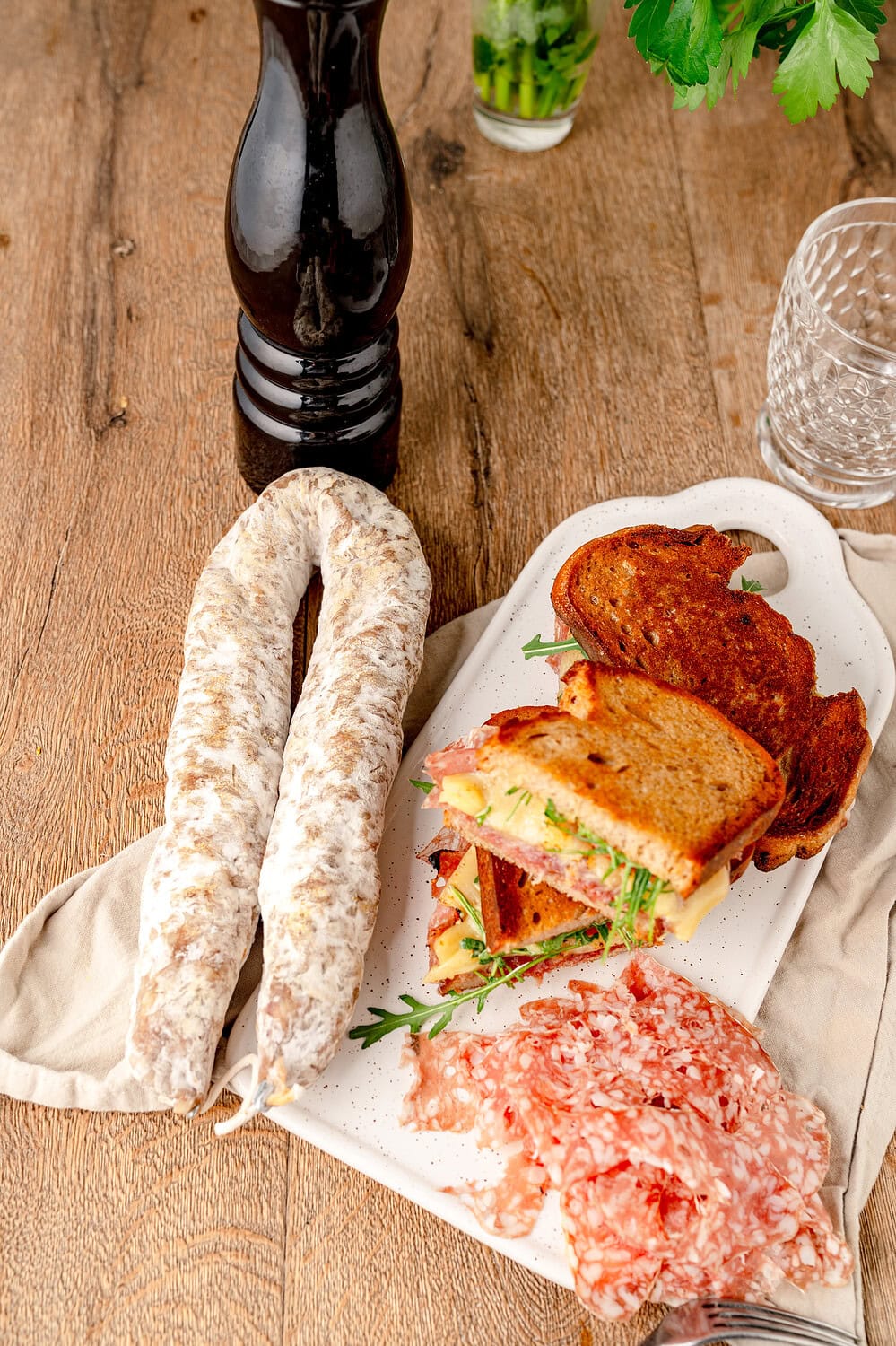 Eine Aoste Ringsalami, unser Croque Aoste und hauchdünn aufgeschnittene Aoste Ringsalami von oben