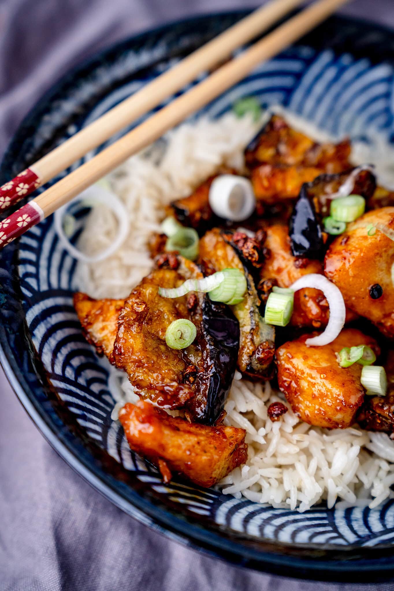 Asiatisch frittierte Aubergine mit Hähnchen