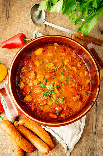 Schaschliktopf mit Mettenden aus dem Ofen