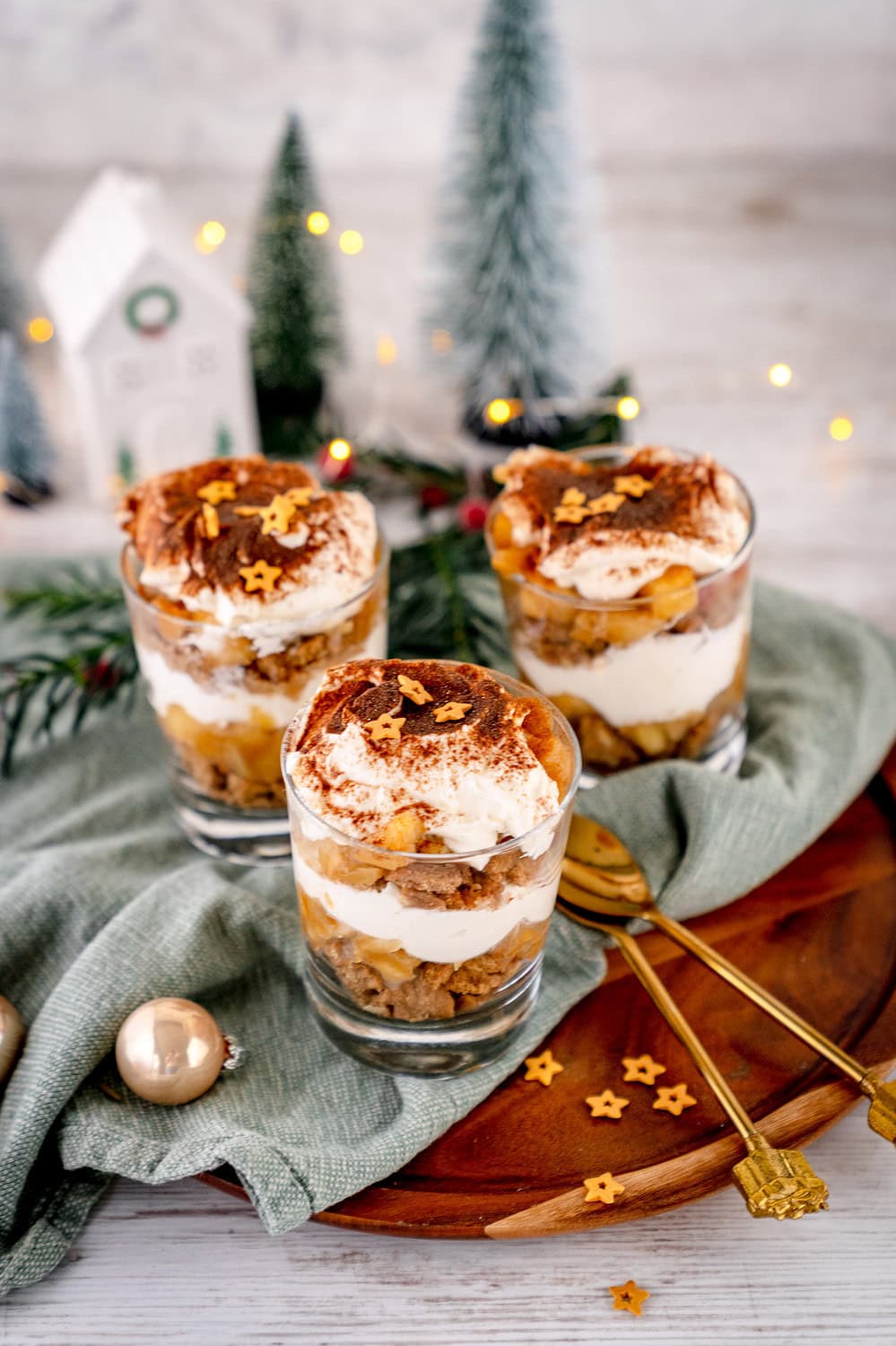 Verführerisches Bratapfel Tiramisu im Weinglas mit Weihnachtsdeko und Sternchen.