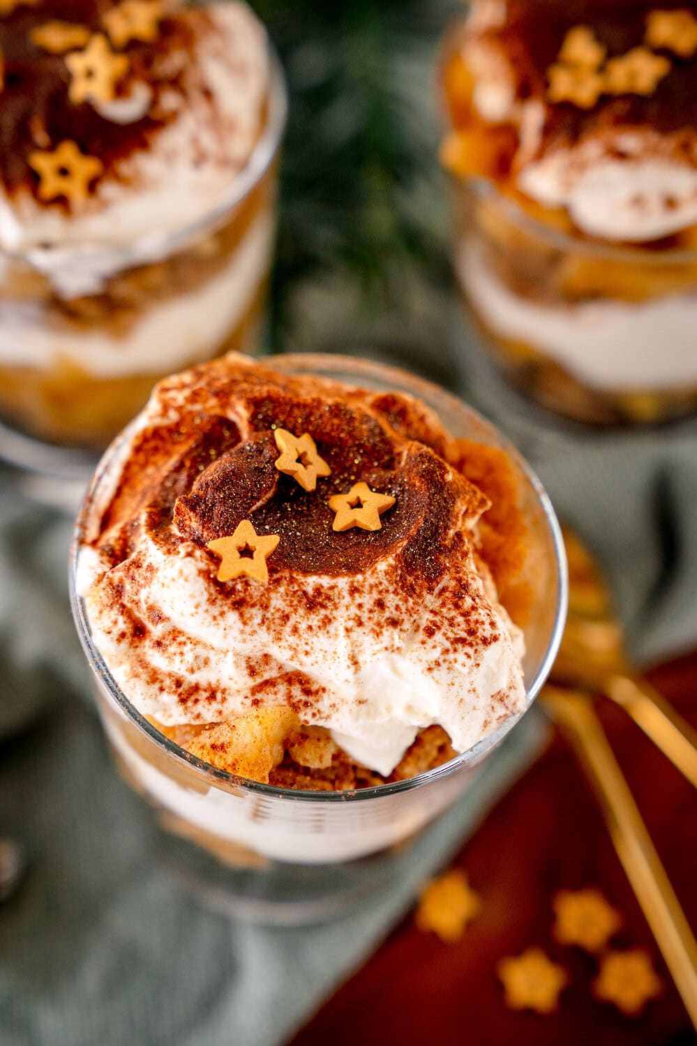 Bratapfel Tiramisu von oben  mit Streudekor