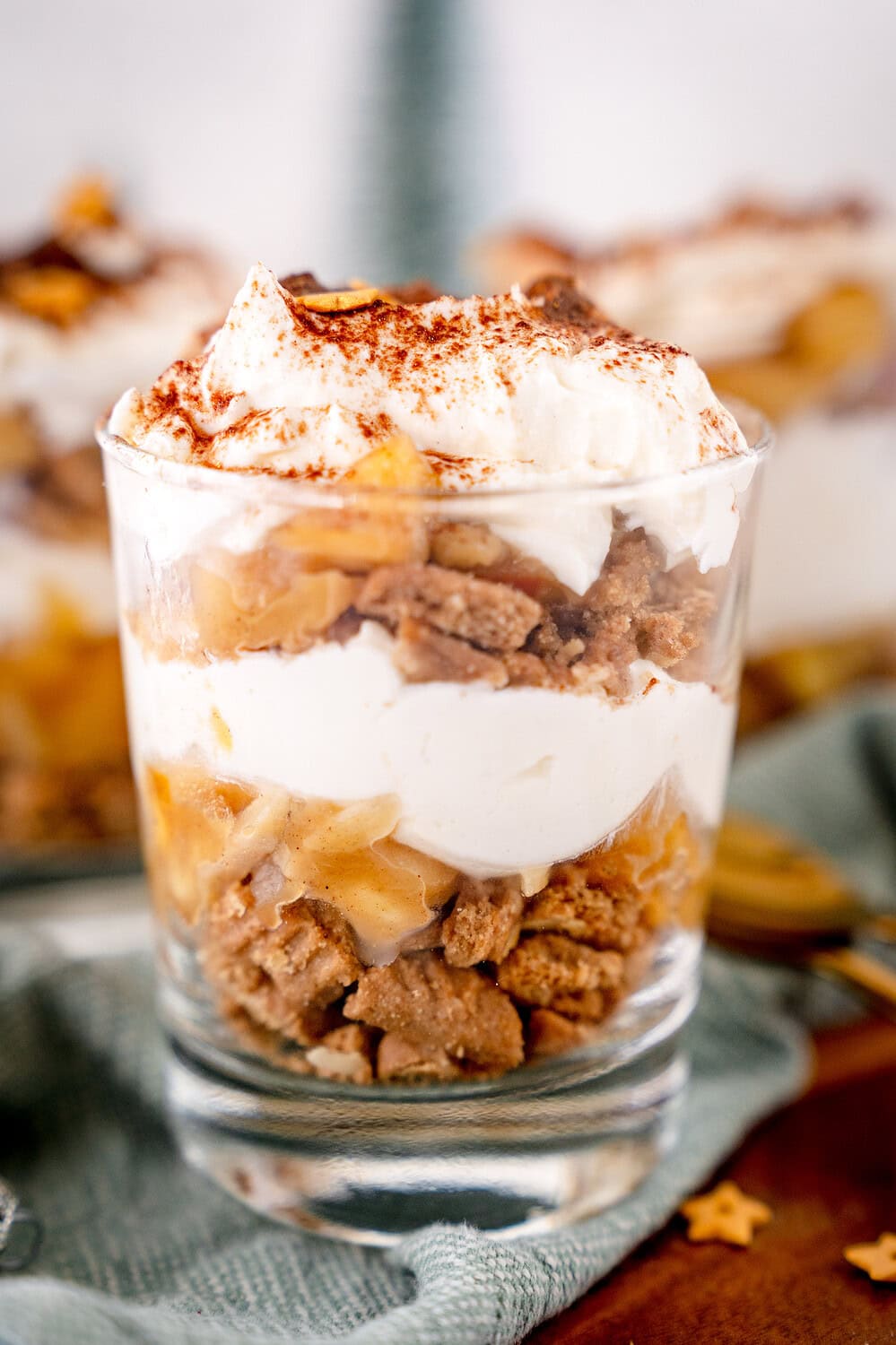 Bratapfel Tiramisu als Nachtisch im Glas geschichtet