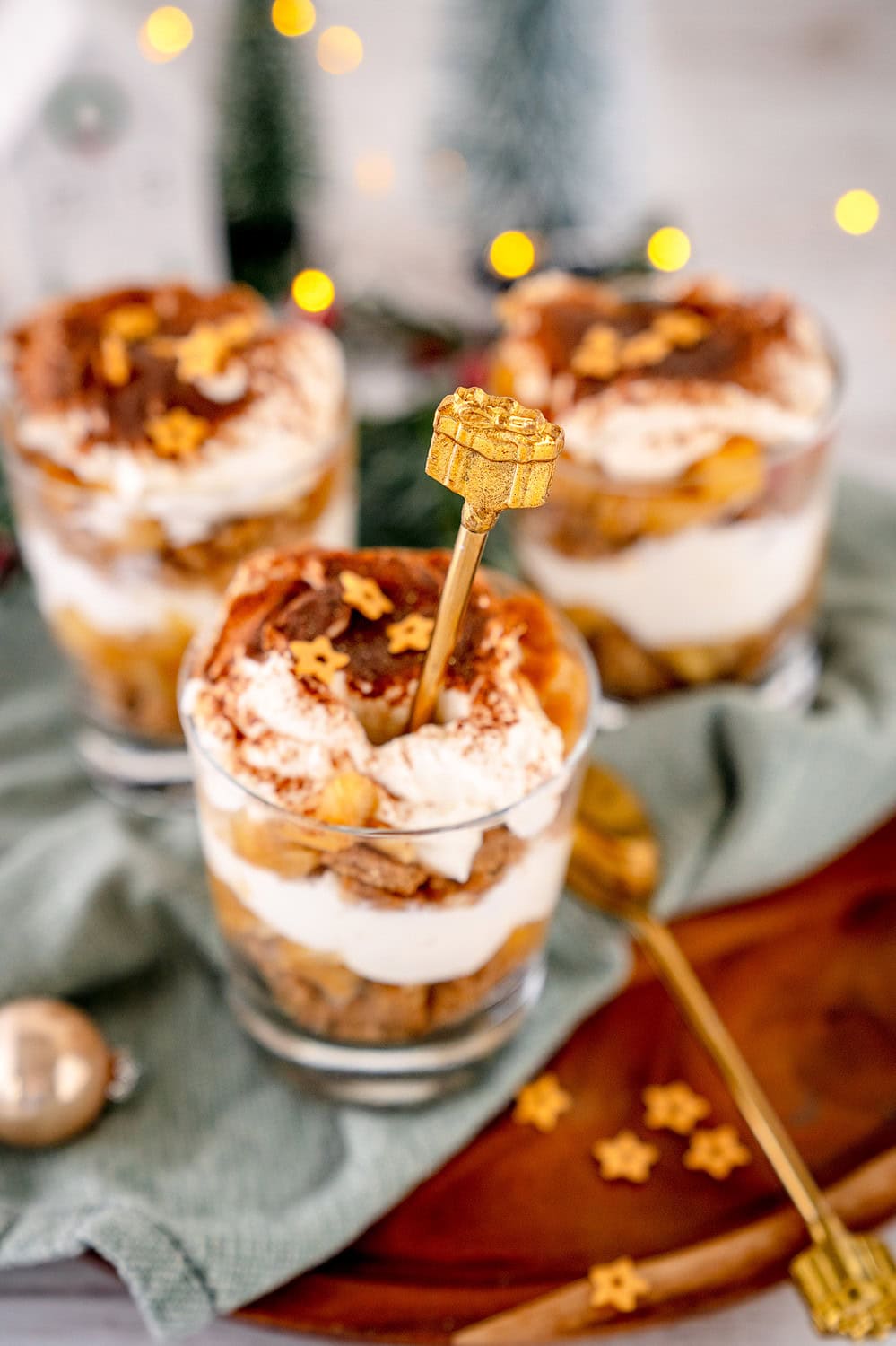 Goldener Löffel der im Bratapfel Dessert steckt