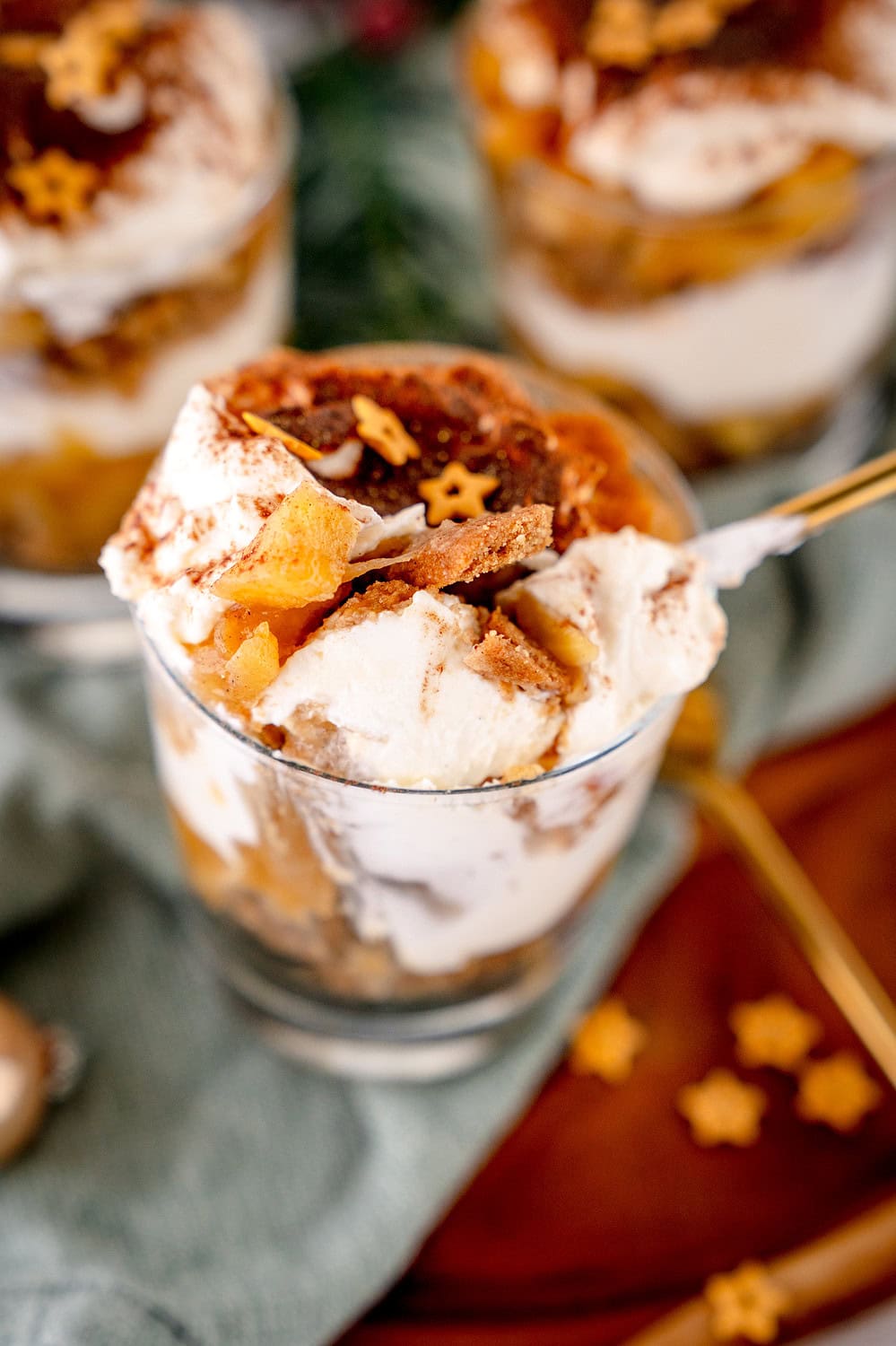 Löffel der durch das Bratapfel Tiramisu geht und alle Schichten aufnimmt