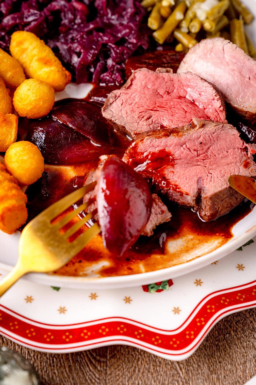 Filets in dunkler Rotweinsauce, Schalotten in Rotweinsauce Weihnachtsteller