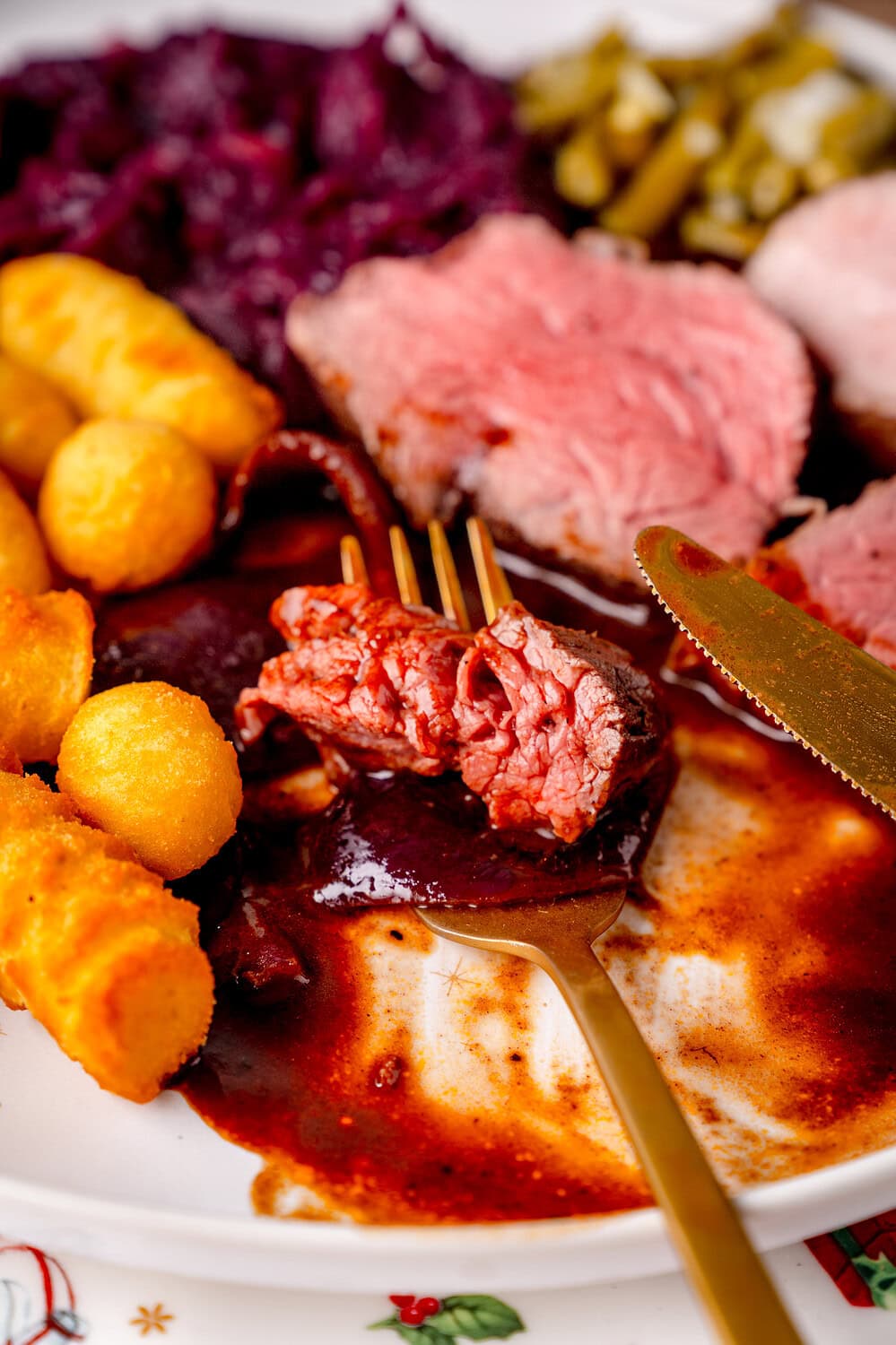 Rinderfilet auf Gabel in dunkler Rotweinsauce 