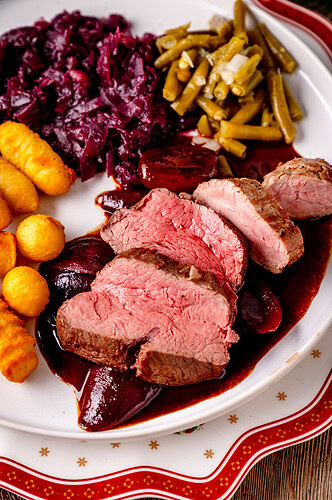 Filets in dunkler Rotweinsauce