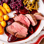 Filets in Rotweinsauce Rinderfilet Schweinefilet dunkle Sauce Weihnachten festlich Weihnachtsteller Kroketten Rotkohl Bohnensalat