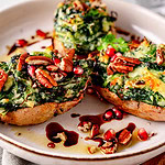 Gefüllte Ofenkartoffeln mit Spinat, Käse und Nüssen.