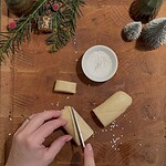 Geschälte Vanilleschote und Vanillepulver auf Holzplatte, Zubereitung für Backrezepte.