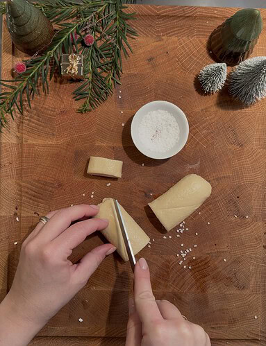 Geschälte Vanilleschote und Vanillepulver auf Holzplatte, Zubereitung für Backrezepte.