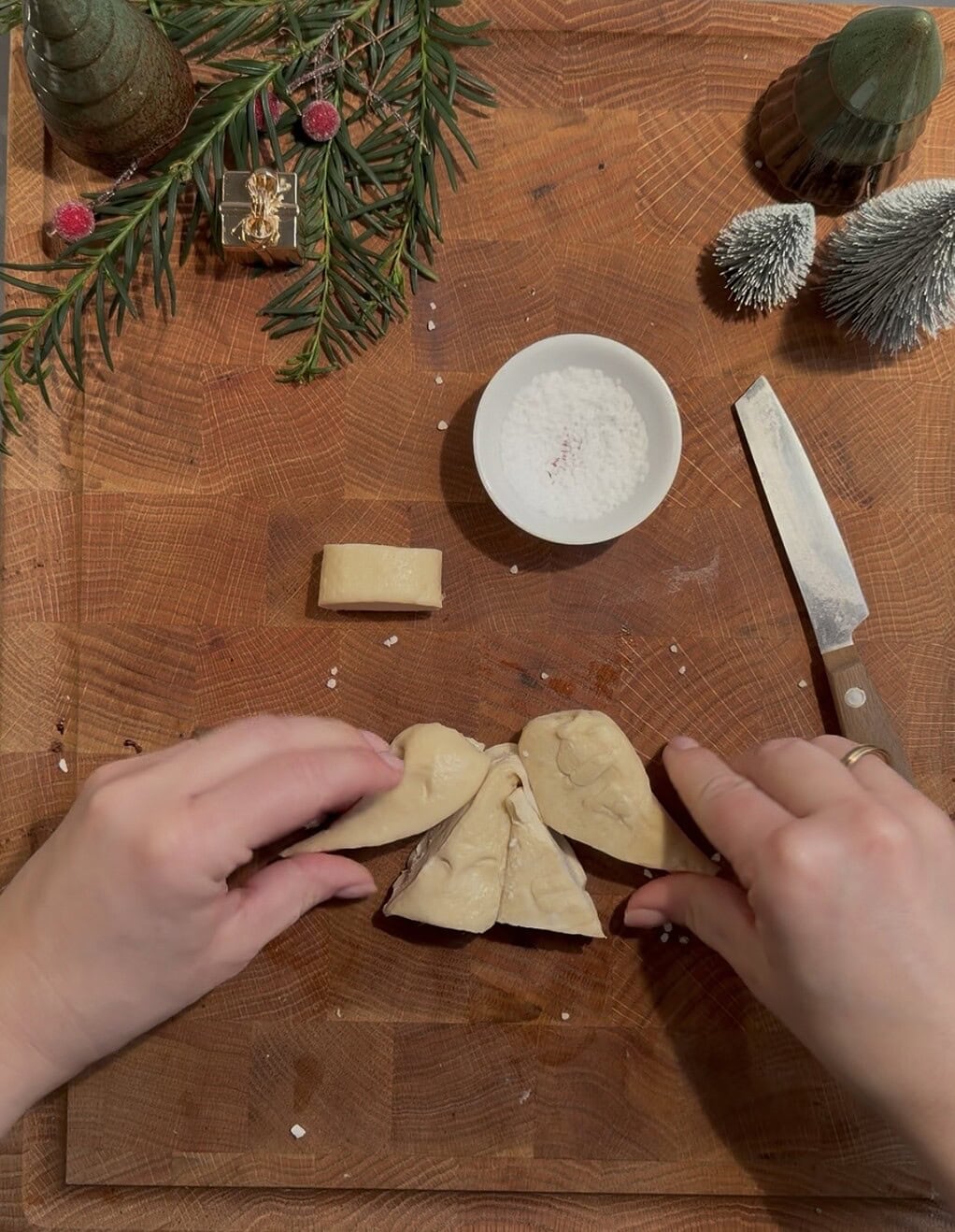 Frischer Teig wird für Plätzchen vorbereitet, mit Zucker und Backzutaten auf Holzbrett.