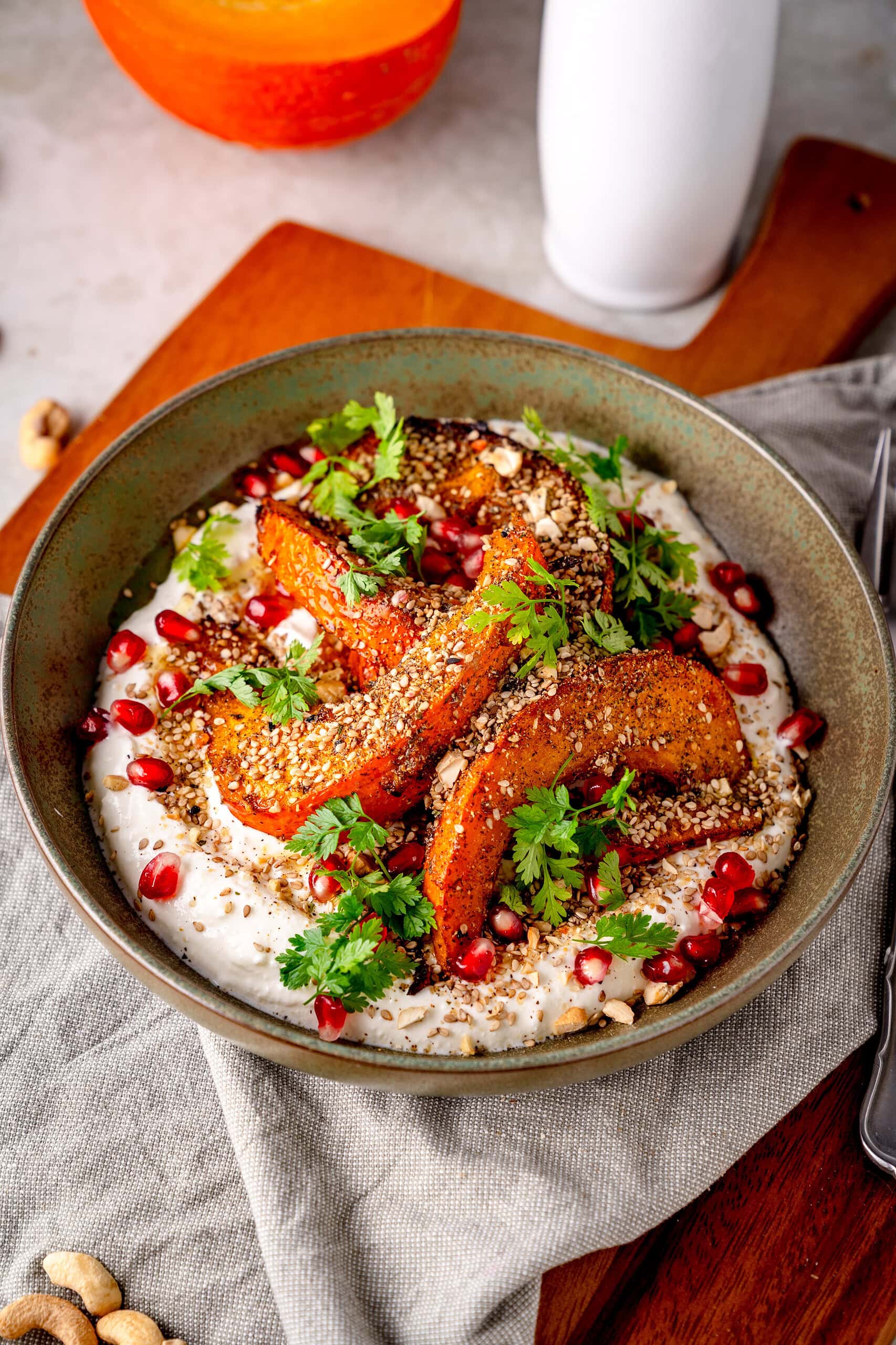 Geröstete Kürbisscheiben mit Joghurt-Dip, Granatapfelkernen und Schmeckt Imma.