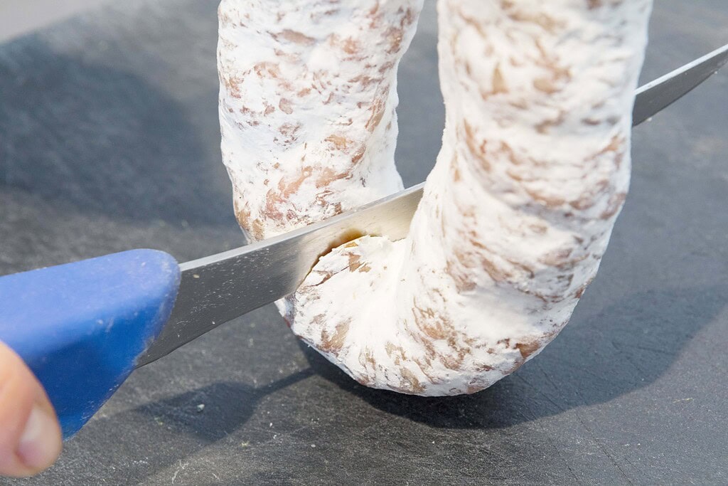 Teilen des Bogens bei der Aoste Ringsalami