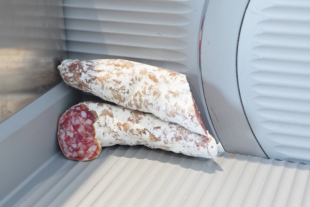 So wird die Aoste Ringsalami an der Aufschnittmaschine platziert