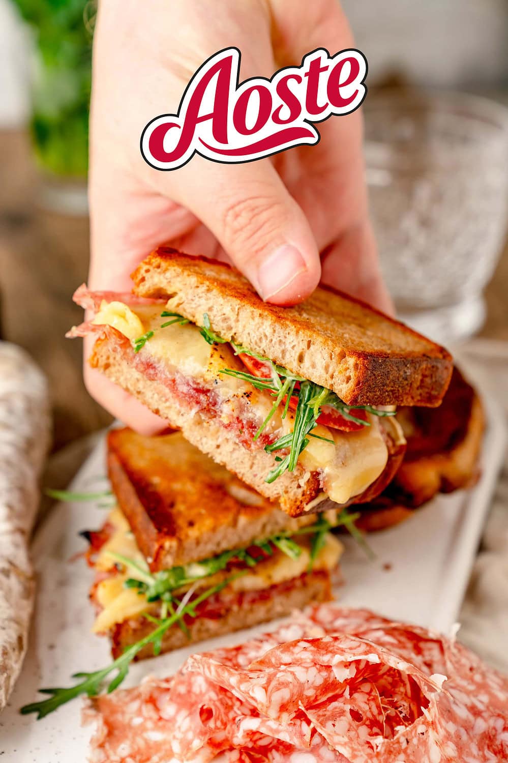 Croque Aoste in der Hand gehalten und einem Aoste Logo