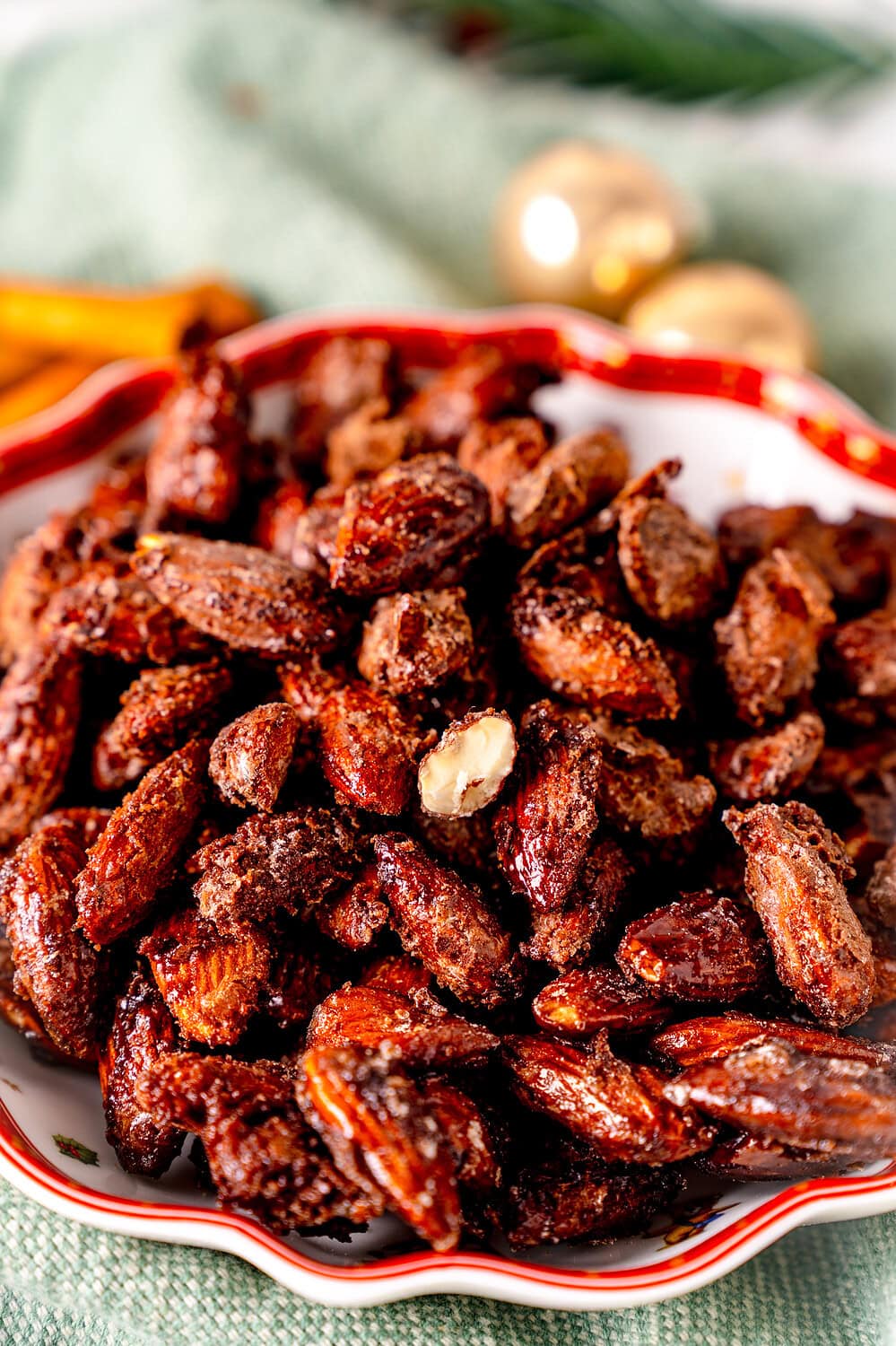 gebrannte knusprige Mandeln aus der Heißluftfritteuse Airfryer angebissen