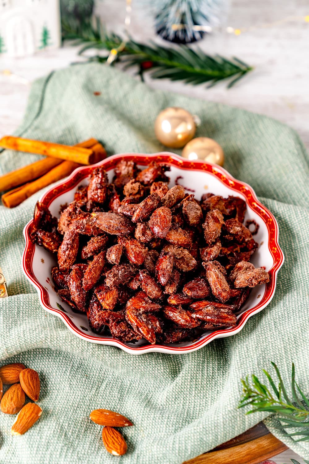 Gebrannte Mandeln Heißluftfritteuse Airfryer in einer Weihnachtsschale