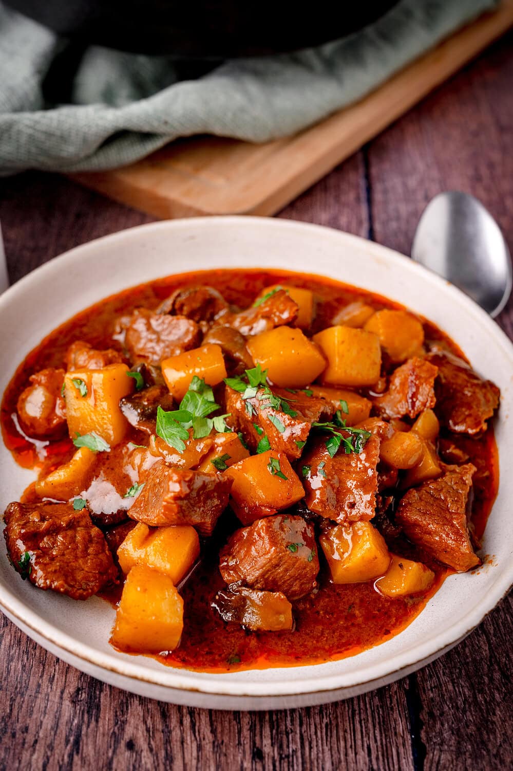 Herzhaftes Gulasch mit Rindfleisch und Kartoffeln in Tomatensoße.