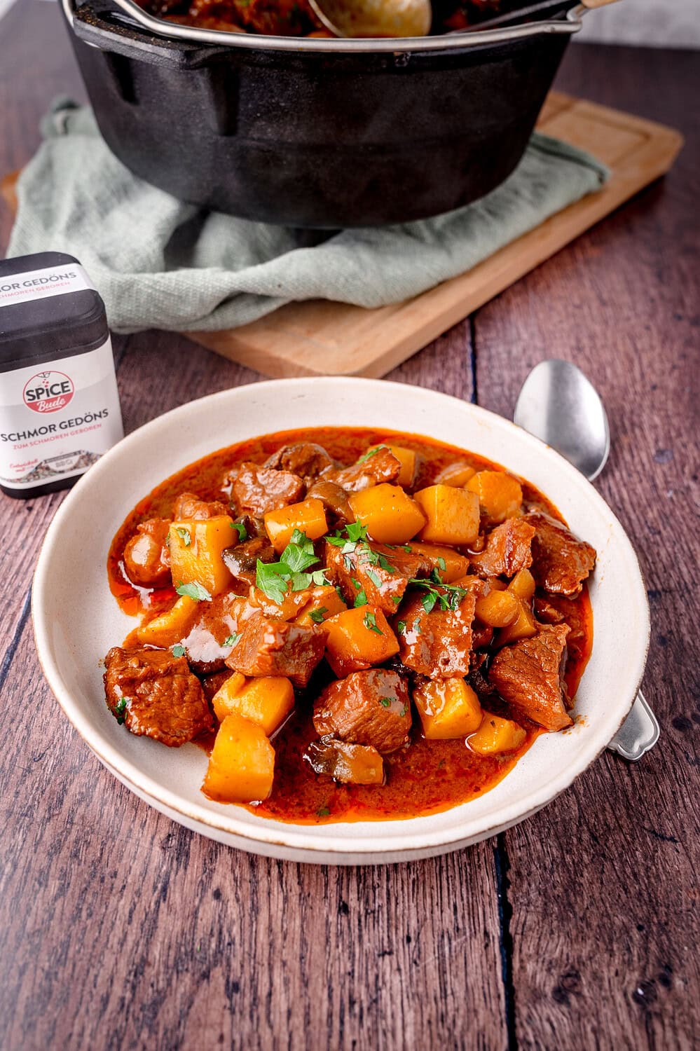 Herzhaftes Rindfleisch-Gulasch mit Kartoffeln in BBQ Sauce und eine Dose Schmor Gedöns.