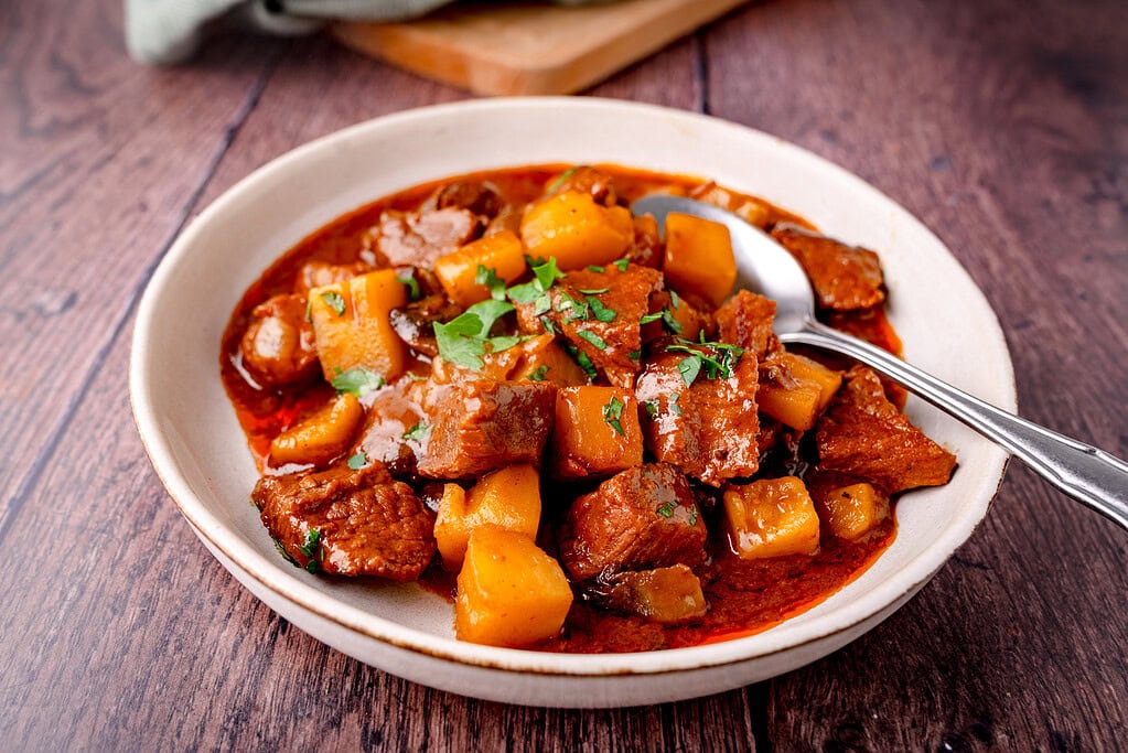 Würziges Rindfleisch-Gulasch mit Kartoffeln in einer Schüssel.